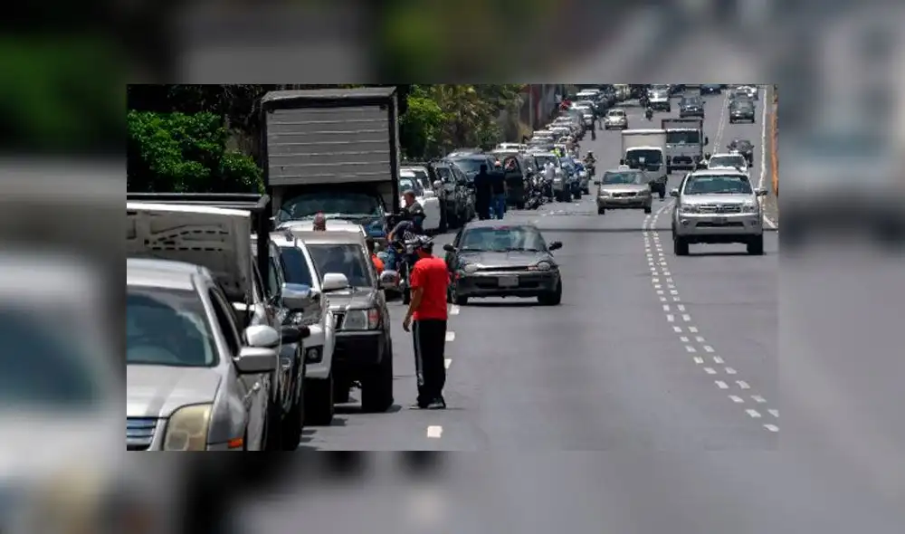 Conductores hacen cola para reponer el combustible de sus automóviles cerca de una estación de servicio, en Caracas, el 3 de junio de 2020, en medio del nuevo brote de coronavirus COVID-19. Foto: AFP. Conductores hacen cola para reponer el combustible de sus automóviles cerca de una estación de servicio, en Caracas, el 3 de junio de 2020, en medio del nuevo brote de coronavirus COVID-19. Foto: AFP.