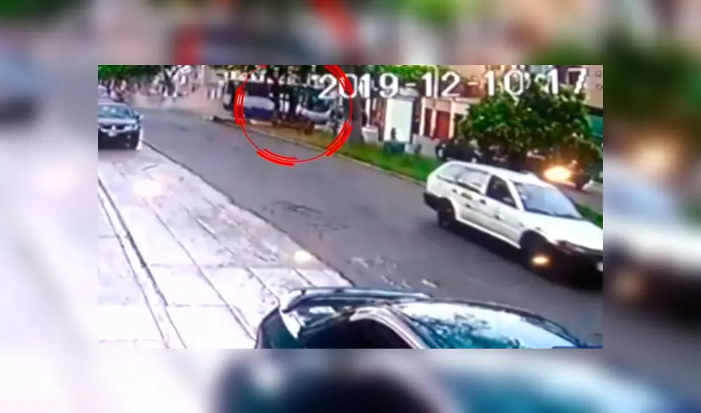 Conductor de vehículo particular resultó ileso gracias a la bolsa de aire. (Foto: Captura de video / Latina Noticias) Conductor de vehículo particular resultó ileso gracias a la bolsa de aire. (Foto: Captura de video / Latina Noticias)