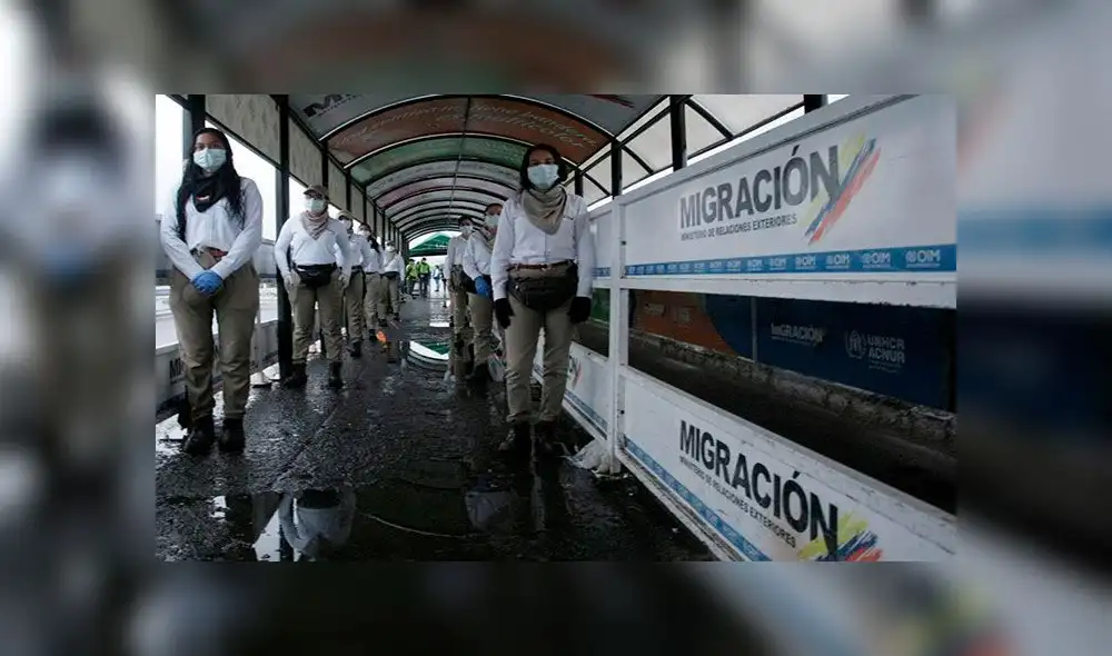 Funcionarios de Migración Colombia en el puente Simón Bolívar que se mantiene cerrado y que une las ciudades de San Antonio del Táchira (Venezuela) y Cúcuta. Foto: EFE
