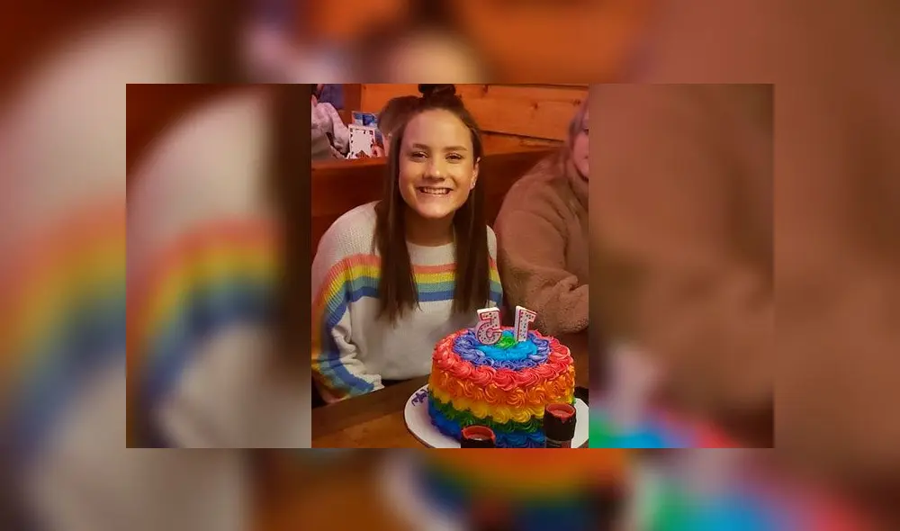 La menor fue a almorzar con su familia a un restaurante local y su madre le tomó la foto. Foto: Facebook