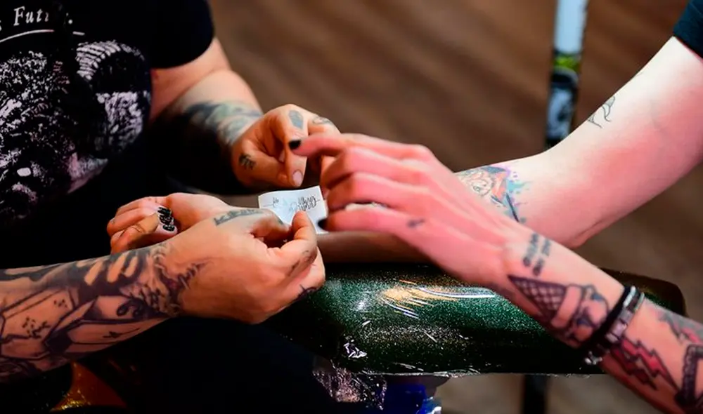 Otro reciente estudio determinó que las nanopartículas metálicas de las agujas para tatuar y el propio pigmento que se utiliza se trasladan a los ganglios linfáticos y pueden provocar alergias. Foto: AFP
