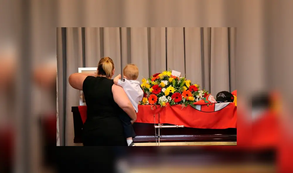 Hijo de bombero recibe premio de valentía en nombre de su padre muerto Hijo de bombero recibe premio de valentía en nombre de su padre muerto