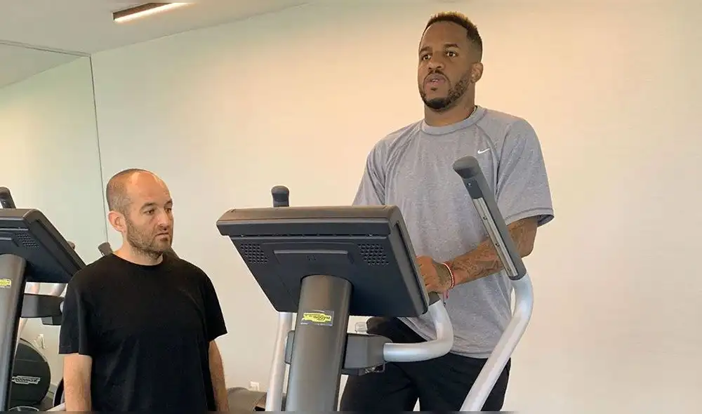 La empresaria contó que Jefferson Farfán no se comunica con sus hijos desde viaje con la salsera.