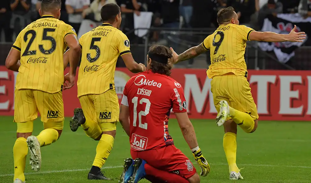 El atacante paraguayo Fernando Fernández festeja el gol que metió a Guaraní a la fase 3 de la Copa Libertadores 2020.