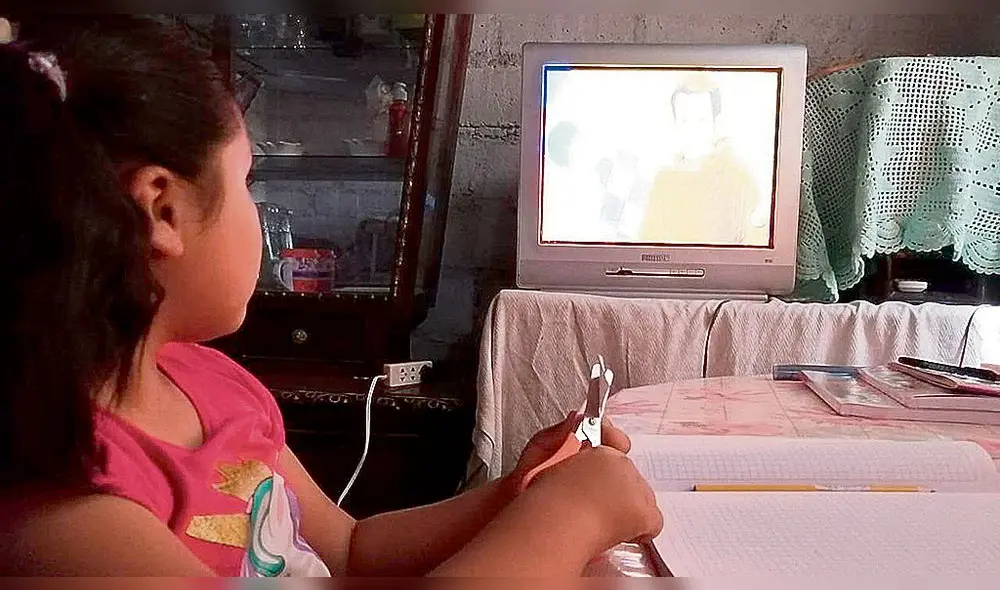 LABORES A DISTANCIA. Estudiantes a nivel nacional visualizaron clases a través de medios de comunicación y realizaron trabajos. LABORES A DISTANCIA. Estudiantes a nivel nacional visualizaron clases a través de medios de comunicación y realizaron trabajos.