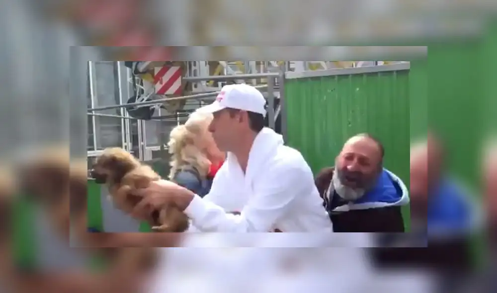 El hombre intentó detener a los "activistas" con todas sus fuerzas. Foto: Captura.