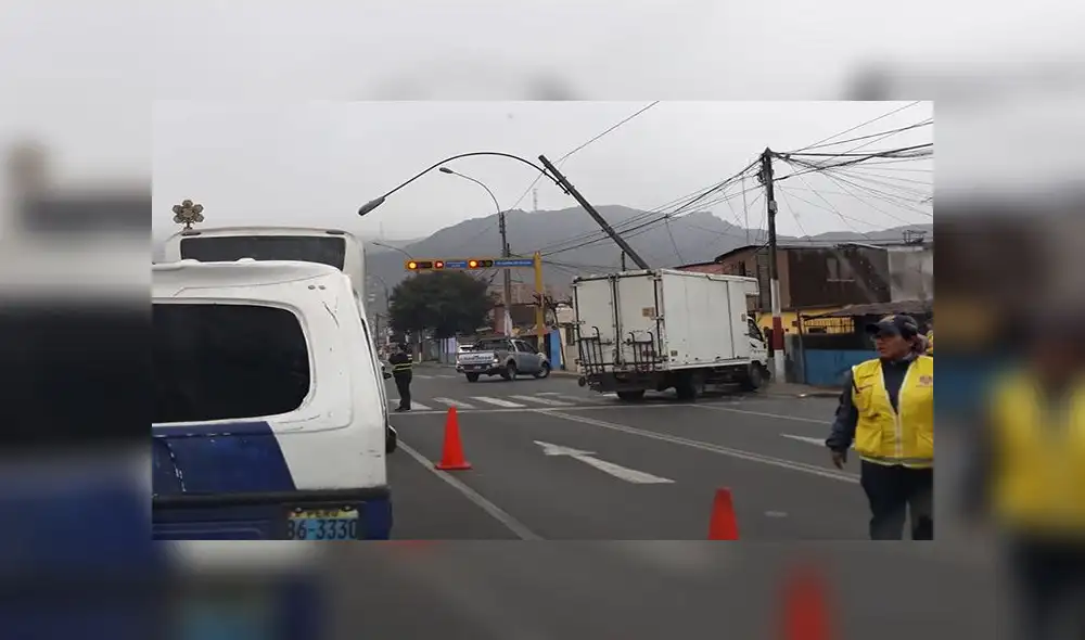 Rímac: camión impacta contra poste de alumbrado público [VIDEO]