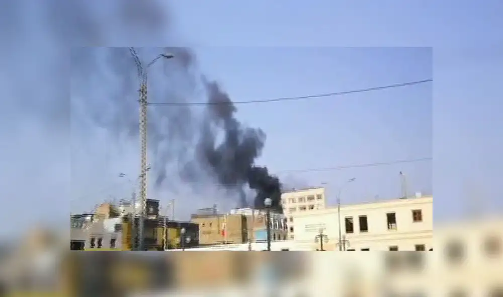 Cercado de Lima: incendio afectó un edificio cercano al Mercado Central [VIDEO] 