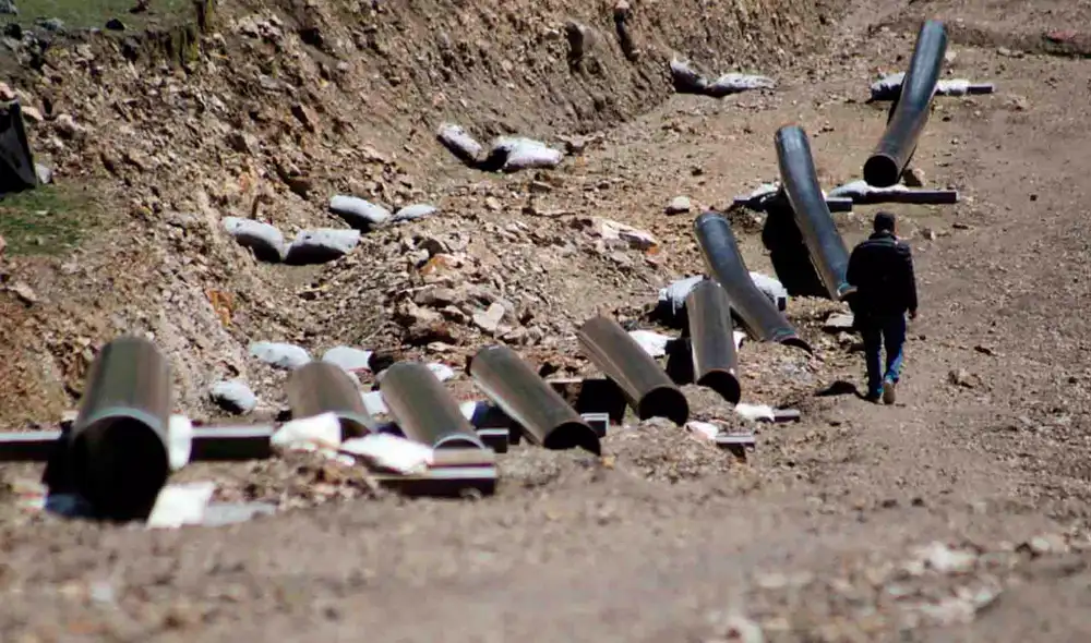 elefantes blancos. Los tubos de la primera foto corresponden al gasoducto abandonados en Calca y al constado la tuneladora de las obras de Majes que también se encuentran paralizadas.