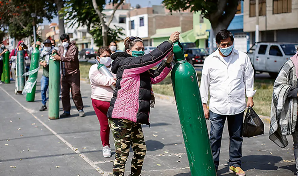 La esperanza en un balón. Cientos de familias se amanecen en locales de venta de oxígeno medicinal para salvar la vida de sus seres queridos. Lamentable. (Foto: Antonio Melgarejo) La esperanza en un balón. Cientos de familias se amanecen en locales de venta de oxígeno medicinal para salvar la vida de sus seres queridos. Lamentable. (Foto: Antonio Melgarejo)
