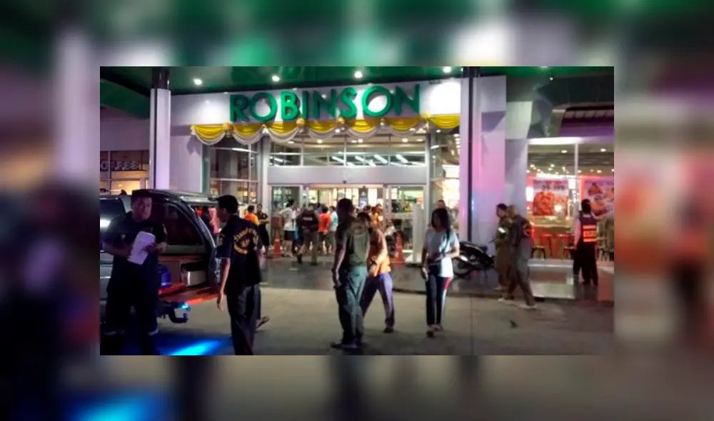 Las personas alrededor del centro comercial quedaron horrorizadas con la escena. (Captura: 20 Minutos)