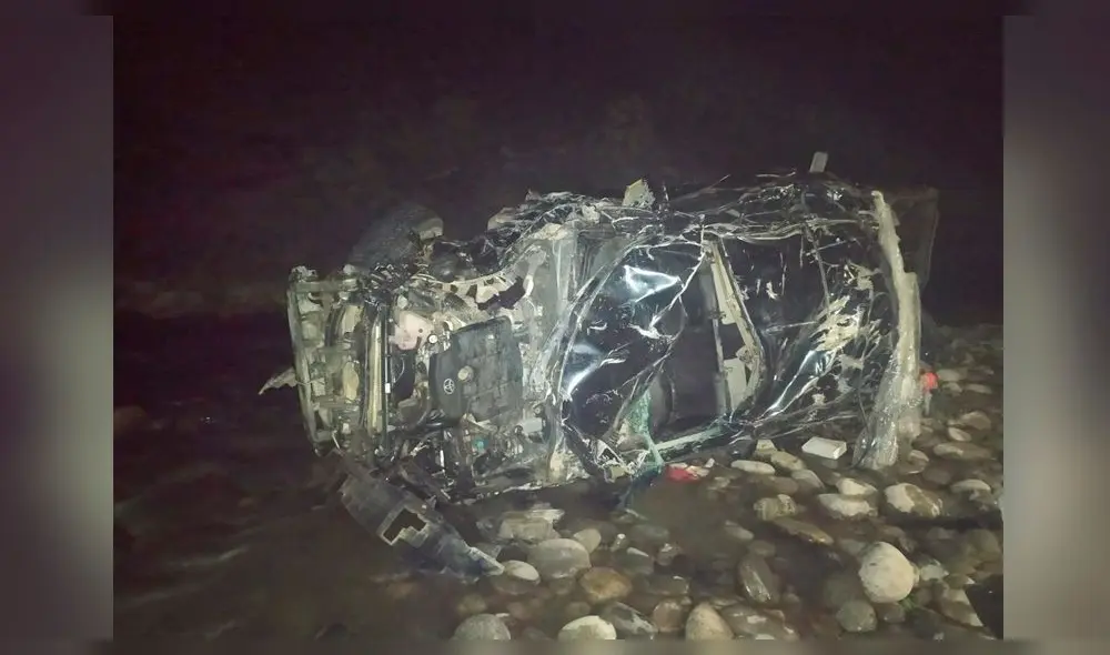 Arequipa. Camioneta terminó recostada en el río Urasqui. Foto: PNP