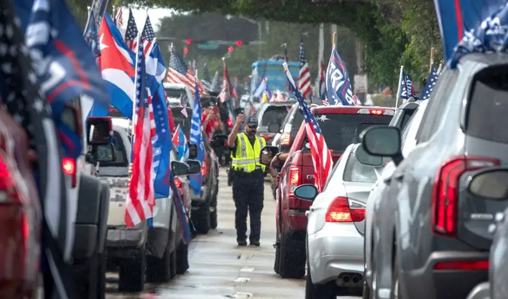 Los carros portaban banderas estadounidenses y cubanas. Foto: EFE Los carros portaban banderas estadounidenses y cubanas. Foto: EFE