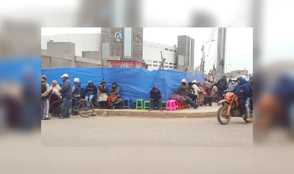 Largas colas se forman en afueras del estadio Guillermo Briceño de Juliaca.