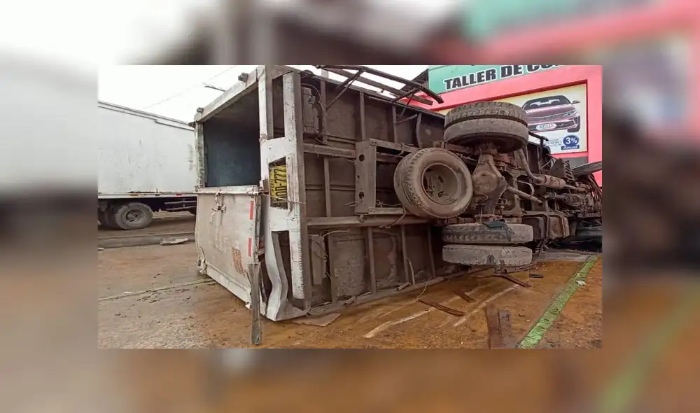 Joven en motocicleta fallece tras impacto de camión en la avenida Pachacutec. Créditos: Vanessa Trebejo / URPI-GLR Joven en motocicleta fallece tras impacto de camión en la avenida Pachacutec. Créditos: Vanessa Trebejo / URPI-GLR
