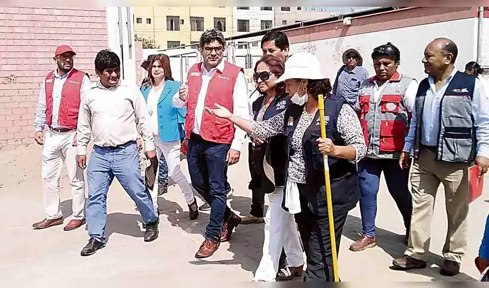 Pide calma. Ministro Benavides ayer dialogó con padres de familia del colegio Modesto Basadre, en el Cercado de la ciudad.