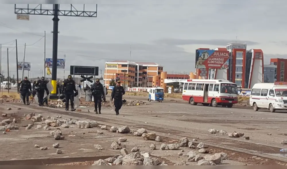 La Policía tuvo que liberar las vías en la salida de Juliaca
