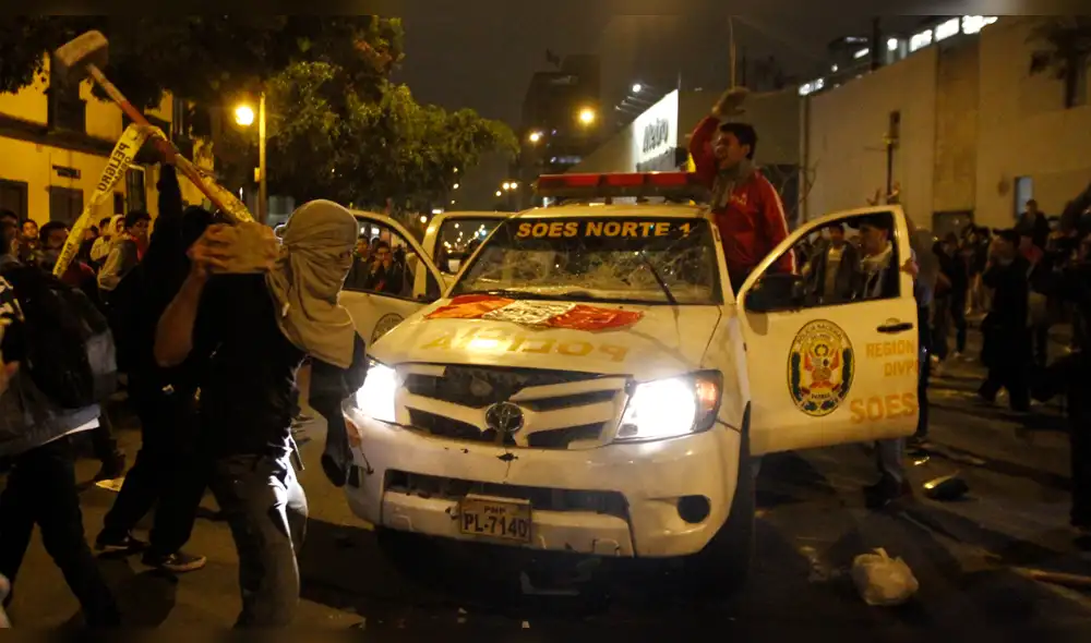 Así fue como destruyeron patrullero en marcha contra el Congreso [VIDEO]