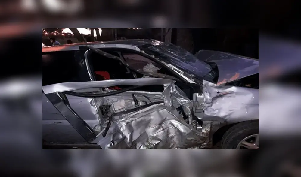 Auto quedó destrozado.