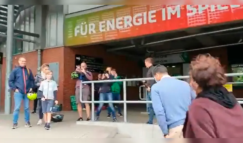 Claudio Pizarro: hinchas del Werder Bremen lo despidieron entre cánticos y aplausos. Foto: Captura DeichStube Claudio Pizarro: hinchas del Werder Bremen lo despidieron entre cánticos y aplausos. Foto: Captura DeichStube