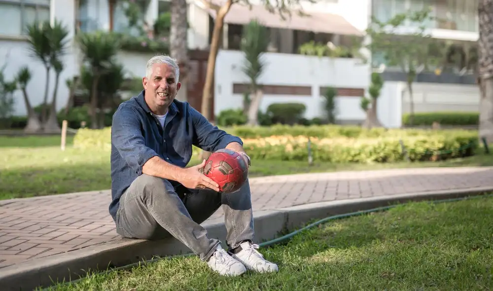 Presente. Exfutbolista, hoy comentarista, ya está en Qatar, donde analizará el Perú ante Australia. Confía en el buen rendimiento de la selección. A la pregunta de qué pasa si no se gana el repechaje. “Prefiero no pensar en ese escenario”, responde. Foto: Antonio Melgarejo/LR. Presente. Exfutbolista, hoy comentarista, ya está en Qatar, donde analizará el Perú ante Australia. Confía en el buen rendimiento de la selección. A la pregunta de qué pasa si no se gana el repechaje. “Prefiero no pensar en ese escenario”, responde. Foto: Antonio Melgarejo/LR.