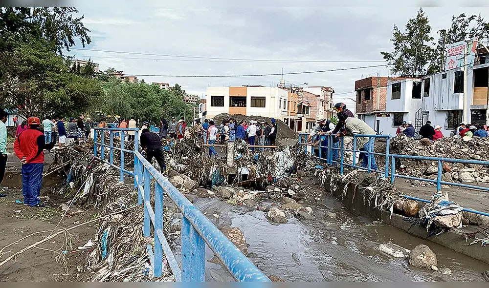 Torrenteras rebalsaron en varios puntos del distrito de Paucarpata.