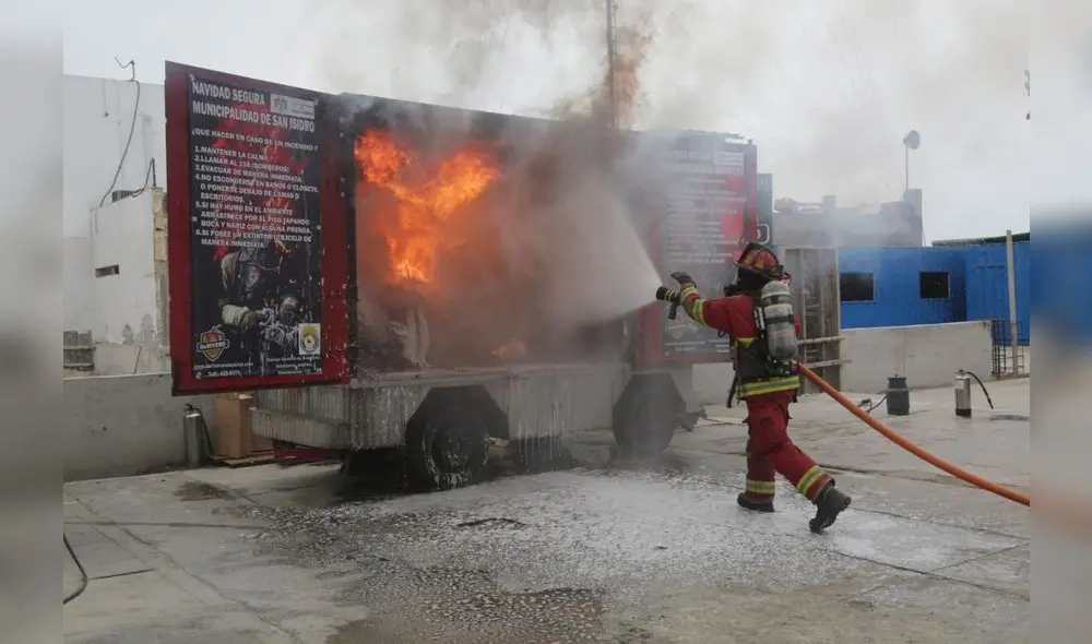 En la demostración, se vio como se puede ocasionar un incendio con rapidez, si se conectan varios interruptores a la vez. Foto: Municipalidad de San Isidro.