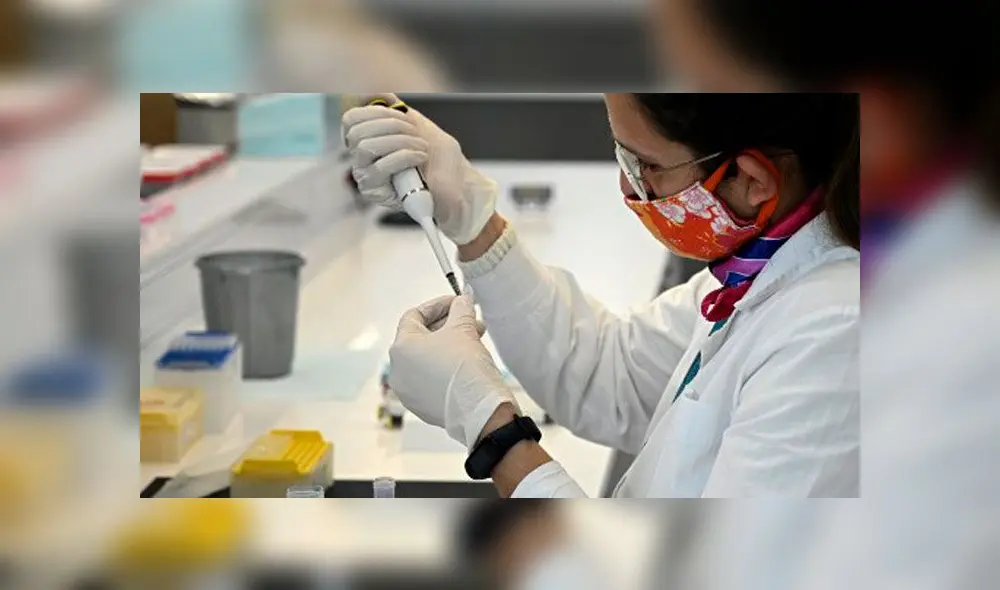 Un científico trabaja en la planta de laboratorio de anticuerpos monoclonales biosimilares mAbxience en Argentina, la empresa que realiza la vacuna junto a México. Foto: AFP.
