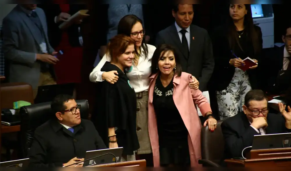 Congresistas corren a abrazarse tras aprobarse proyecto de alternancia y paridad de género [VIDEO]