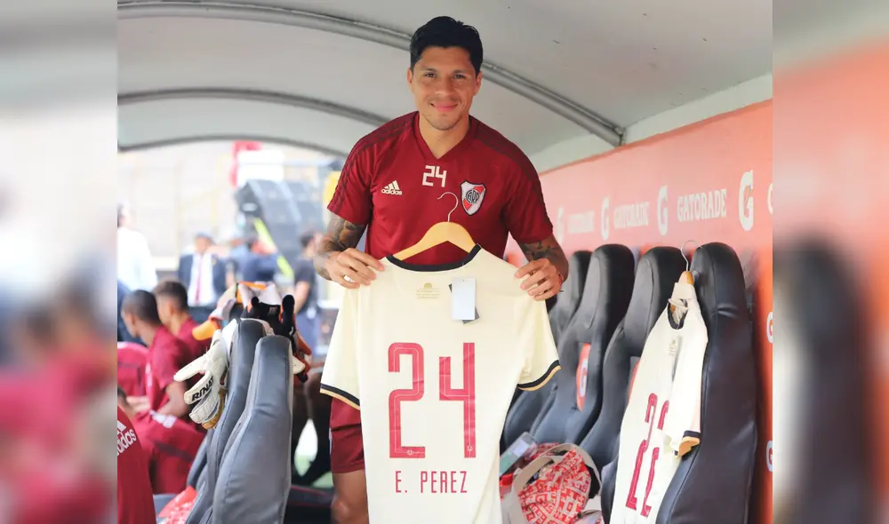 El cuadro crema obsequió una camiseta con el nombre bordado a cada integrante de River Plate. Foto: Twitter Club Universitario de Deportes.