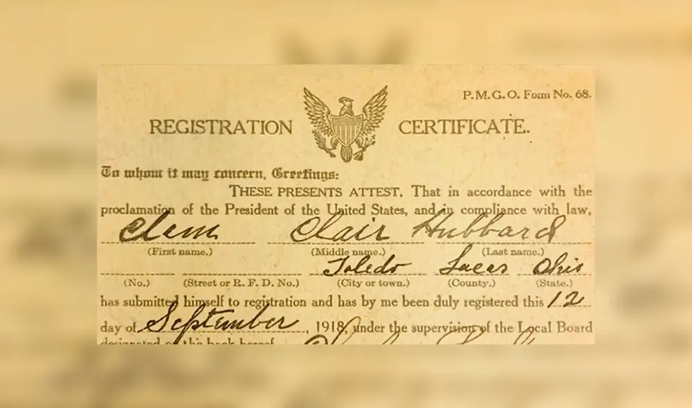 Twitter: Compra una biblia y encuentra curioso objeto histórico dentro [FOTOS]