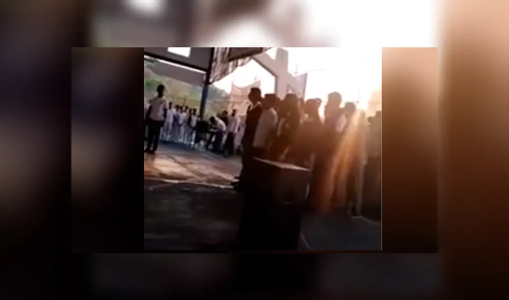 YouTube: Confunde juramento de la bandera con padre nuestro y es blanco de burlas [VIDEO]