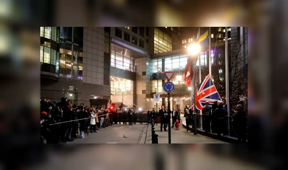 Momento preciso en que retiran la bandera británica del Parlamento Europeo. Foto: AP.