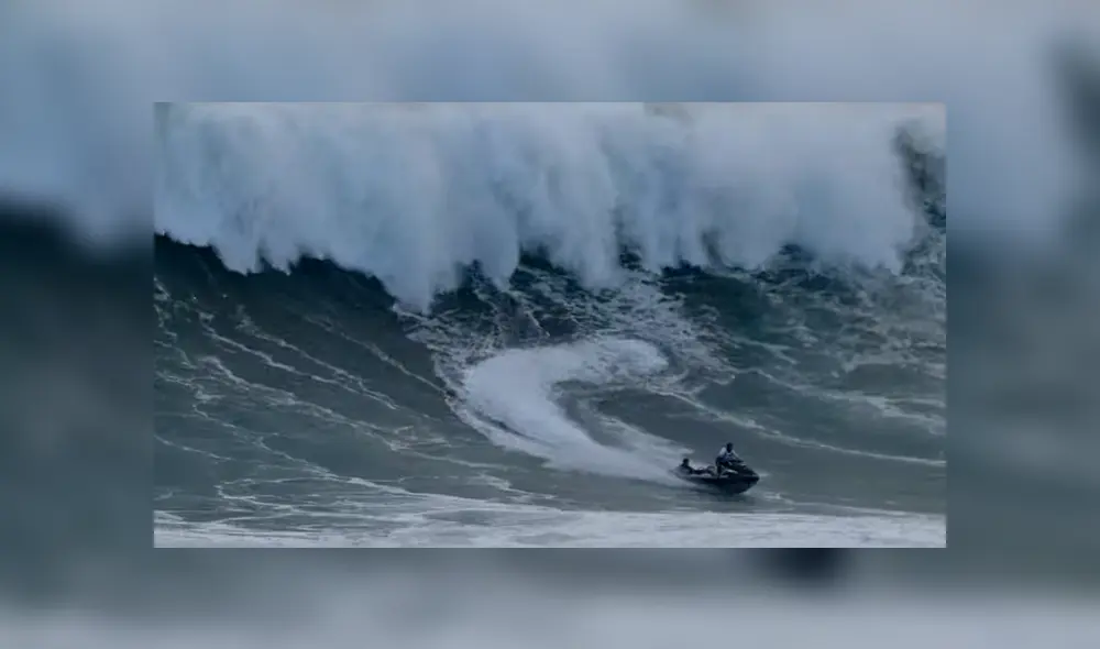 El conductor de la moto acuática realizó uno de los rescates más sorprendentes en la historia del surf. Foto: captura