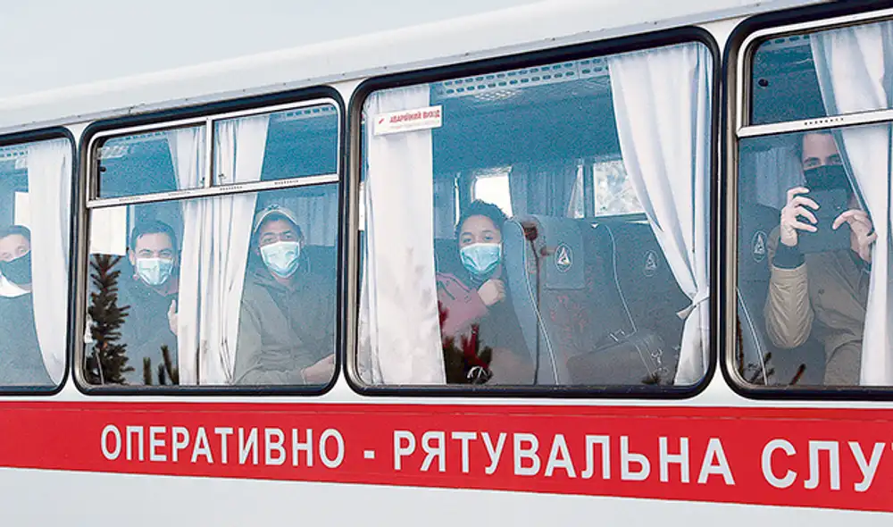 Evacuados. Ucranianos y extranjeros estarán en cuarentena.