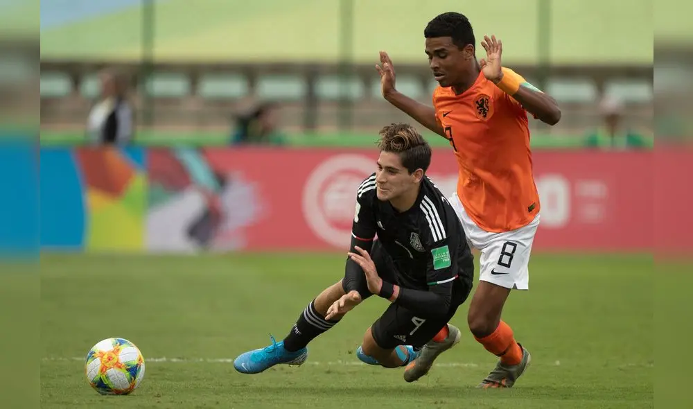 AME4761. BRASILIA (BRASIL), 14/11/2019.- El jugador México Alejandro Gómez (i) disputa un balón con Ian Maatsen de Países Bajos este jueves en el partido de las semifinales de la Copa Mundial Sub-17 entre México y Países Bajos en el estadio Bezerrao en la ciudad de Gama, cerca a Brasilia (Brasil). EFE/Joédson Alves AME4761. BRASILIA (BRASIL), 14/11/2019.- El jugador México Alejandro Gómez (i) disputa un balón con Ian Maatsen de Países Bajos este jueves en el partido de las semifinales de la Copa Mundial Sub-17 entre México y Países Bajos en el estadio Bezerrao en la ciudad de Gama, cerca a Brasilia (Brasil). EFE/Joédson Alves