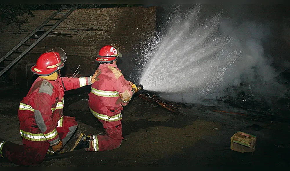 Intervenciones. Hombres de rojo hacen sus máximos esfuerzos para atender incendios. Intervenciones. Hombres de rojo hacen sus máximos esfuerzos para atender incendios.