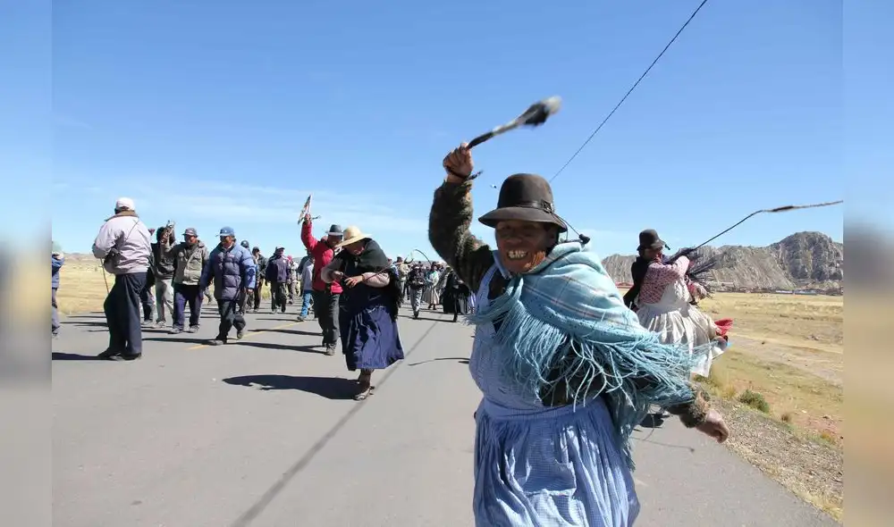 mujer aimara. Si bien cumplen funciones domésticas también participan en forma activa en las protestas sociales.