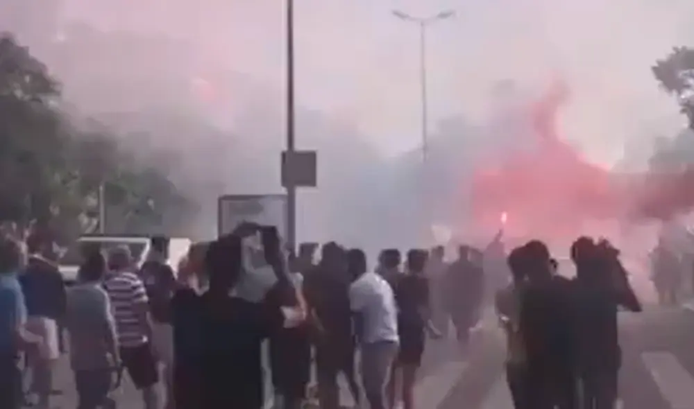 Hinchas de FC Barcelona despiden al equipo que jugará ante el Bayern Múnich por la Champions. Captura Twitter Hinchas de FC Barcelona despiden al equipo que jugará ante el Bayern Múnich por la Champions. Captura Twitter