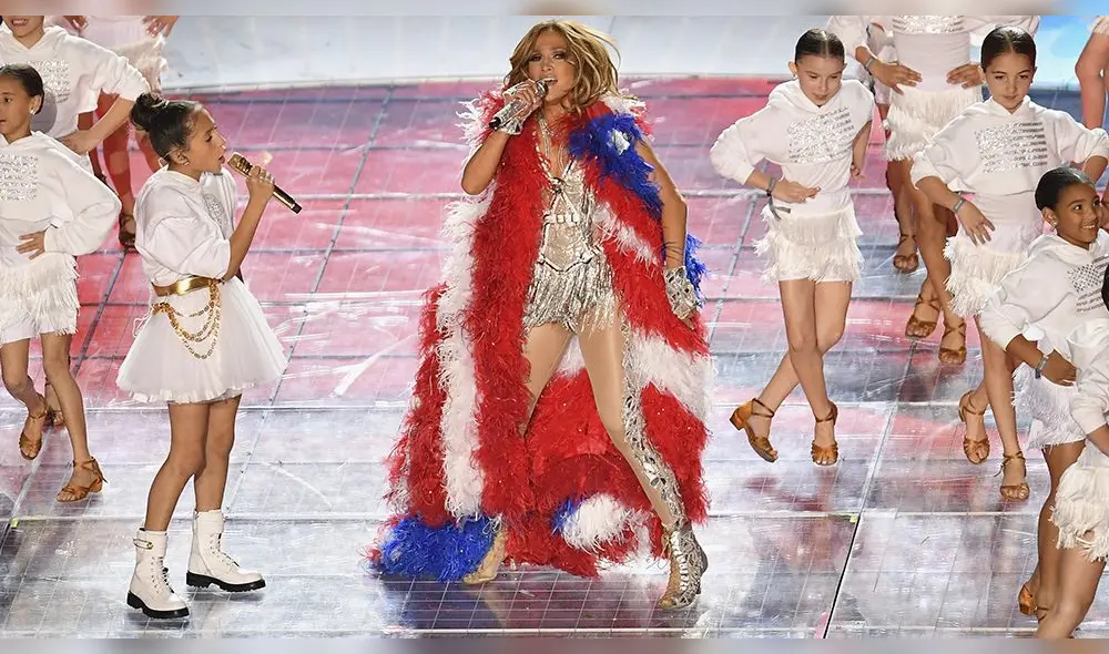Jennifer Lopez utiliza bandera que sería de plumas animales y recibe críticas de organización. (Foto: AFP)