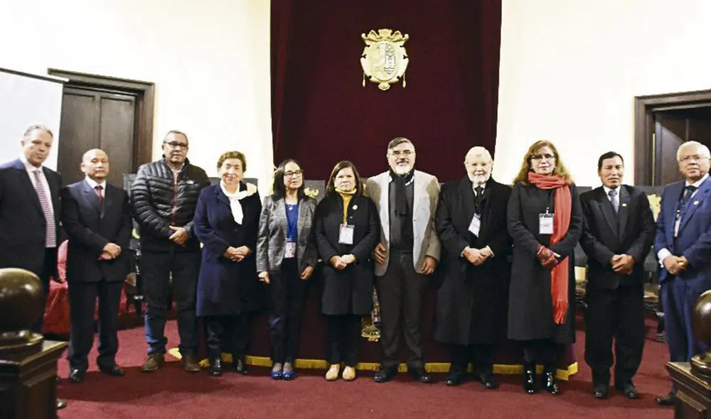 ellos son. Exmiembros del TC junto a rectores y legisladores. Foto: difusión ellos son. Exmiembros del TC junto a rectores y legisladores. Foto: difusión