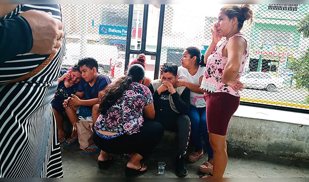 Dolor y consternación. Familiares del menor que fue trasladado a la morgue de Sullana.