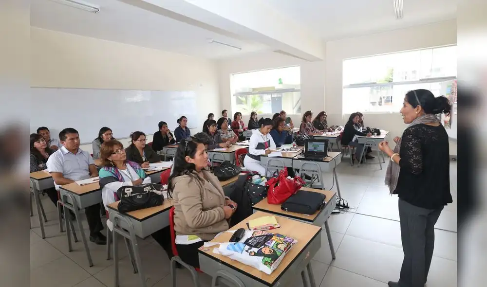 Oficializan nuevos sueldos para 238 mil profesores de colegios públicos