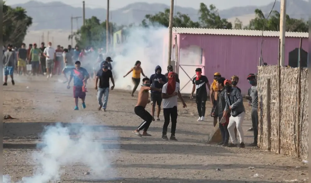 Enfrentamiento entre pobladores de la zona de Barrio Chino y las fuerzas del orden. Fotos: Jorge Cerdán/ La República