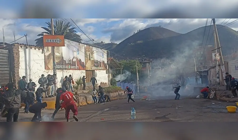 Manifestantes fueron replegados por la Policía. Foto: Luis Álvarez/URPI-LR Manifestantes fueron replegados por la Policía. Foto: Luis Álvarez/URPI-LR