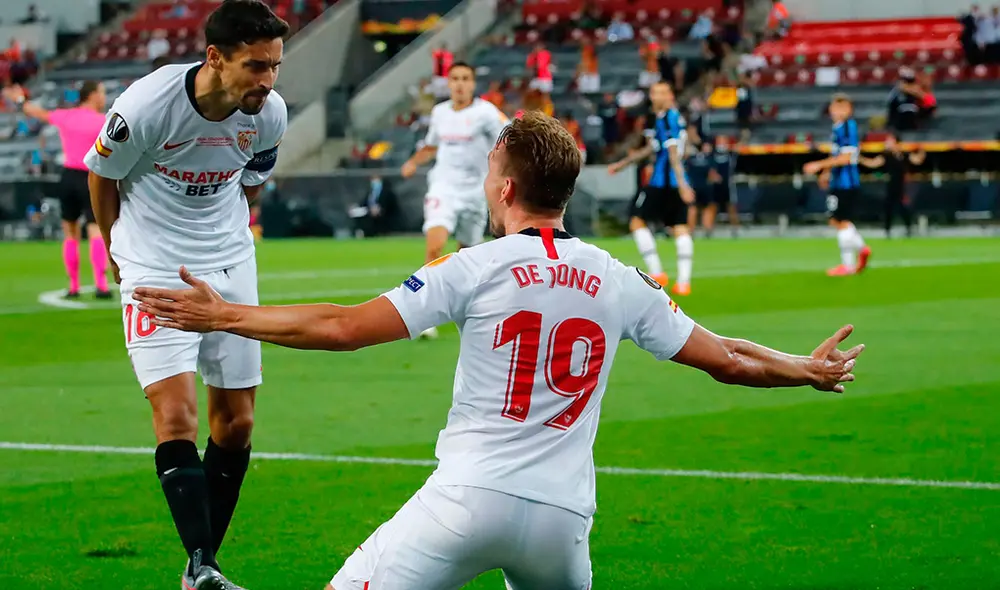 Luuk de Jong festeja con Jesús Navas su tanto. Foto: @UEFAcom_es