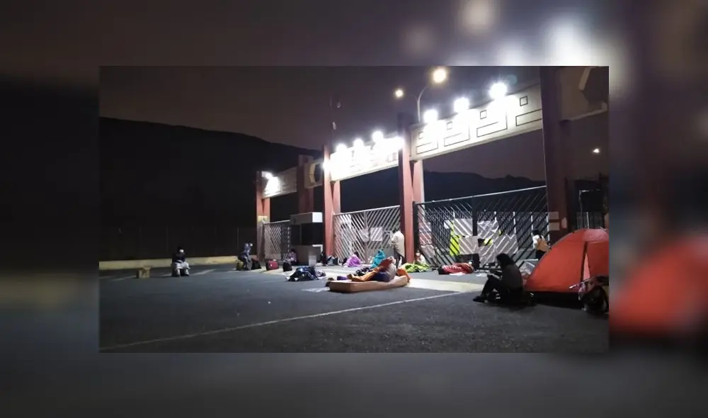 Alumnos no tienen a dónde ir y esperará hasta que les otorguen una solución. (Foto: Sandra Paico) Alumnos no tienen a dónde ir y esperará hasta que les otorguen una solución. (Foto: Sandra Paico)