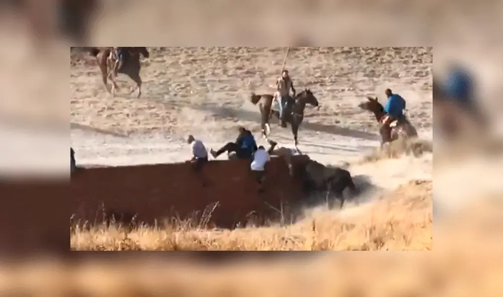 Hombre muere al recibir cornada en festival de encierro de toros en España. Foto: Captura Hombre muere al recibir cornada en festival de encierro de toros en España. Foto: Captura