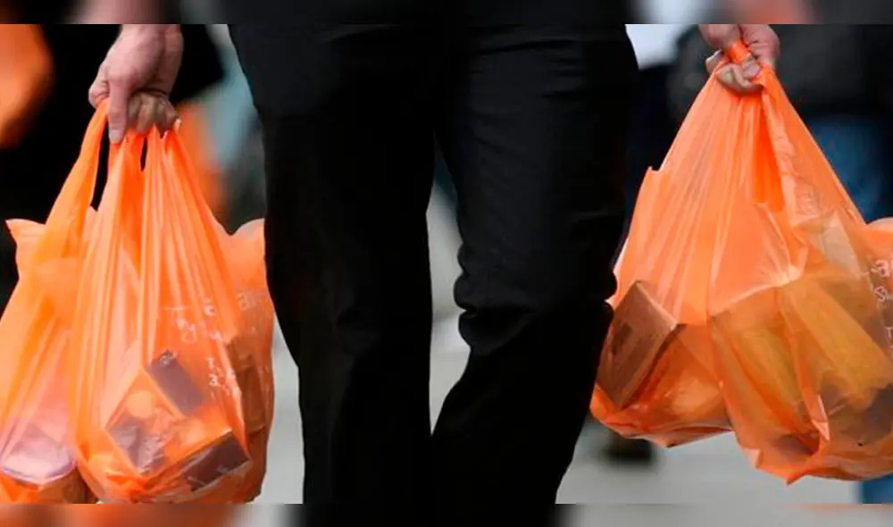 Facebook: Polémica por cobro de bolsas plásticas en supermercado de Arequipa. Facebook: Polémica por cobro de bolsas plásticas en supermercado de Arequipa.