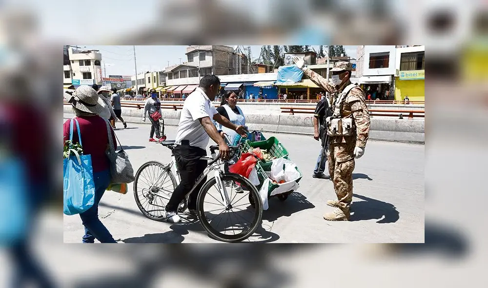 Caso omiso. Militares hacen denodados esfuerzos para que ciudadanía se quede en su casa y frene la propagación del covid-19. Un sector no acata y son detenidos durante el toque de queda.